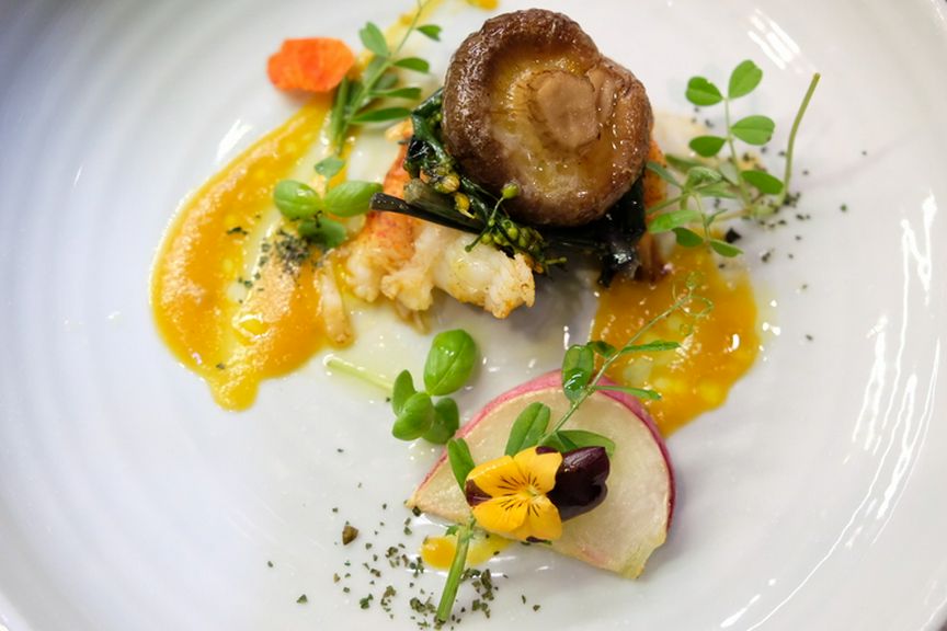 季節の食材からなる全11品の湖鏡のディナーコース
