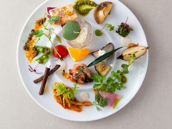 お魚料理・お肉料理・デザート・cafe
スタンダードな湖鏡のお昼のコース
+330円プレートメッセージ可