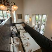 江津湖の自然に包まれるロケーションで、旬の味覚を満喫できる料理を、気配りと心配りの接客でご提供。お食事を通して、ゲストの皆様が心と体を癒し、笑顔になっていただけるのが、スタッフ全員の願いと励みです。