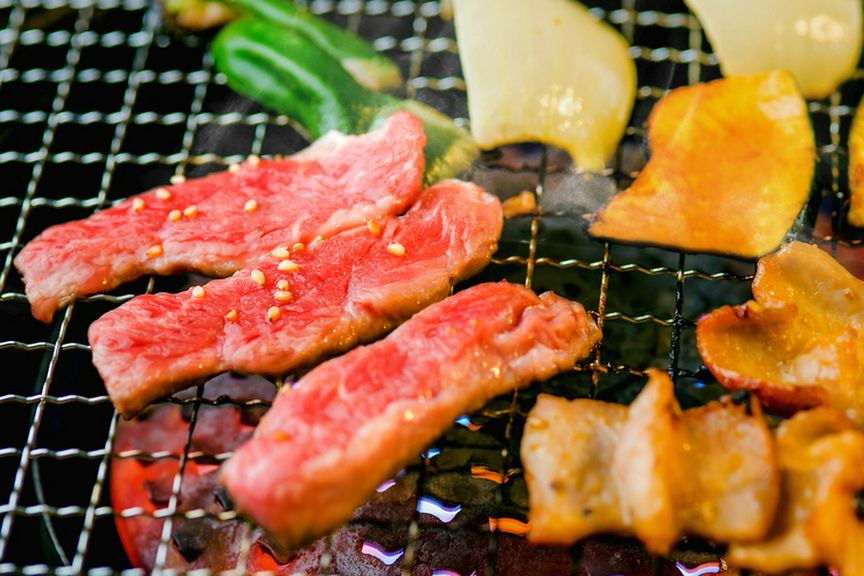 サイドメニューも充実! ヘルシーな赤身肉を新鮮野菜と楽しむ