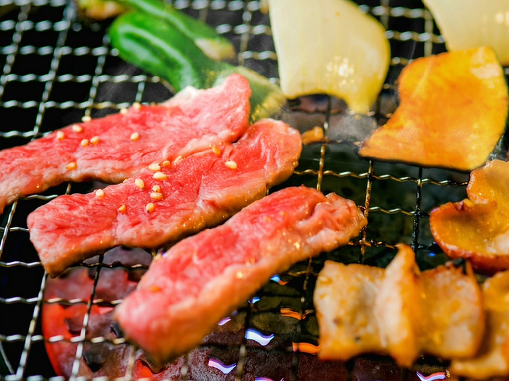 サイドメニューも充実！　ヘルシーな赤身肉を新鮮野菜と楽しむ