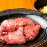 牛タンの中でも根元に近い「タン元」と呼ばれる部位を贅沢にカットした一皿です。程よくサシが入っているため、ぶ厚いお肉も驚くほどやわらか。肉本来の旨みを堪能できます。