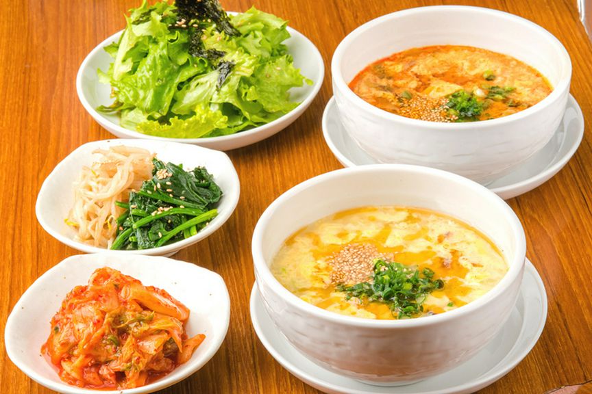 キムチやナムル、スープなどのサイドメニューも充実