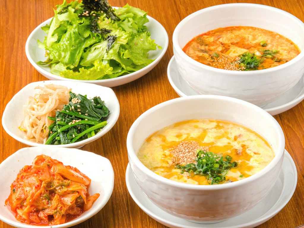 キムチやナムル、スープなどのサイドメニューも充実