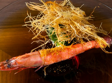 2人の料理人の個性や異文化、素材と技のフュージョンを楽しめる