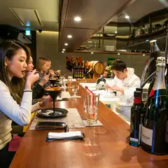 シェフズキッチンスタイルでゆっくりとお食事が堪能できる空間を
