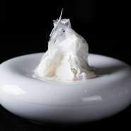 複雑な味わいを隠した『兵庫県産牡蠣と水イカの白いドレス　フェンネルのアクセサリー』