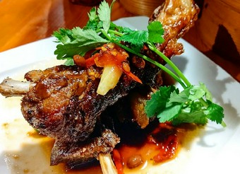 県産豚スペアリブの朝天唐辛子あえ