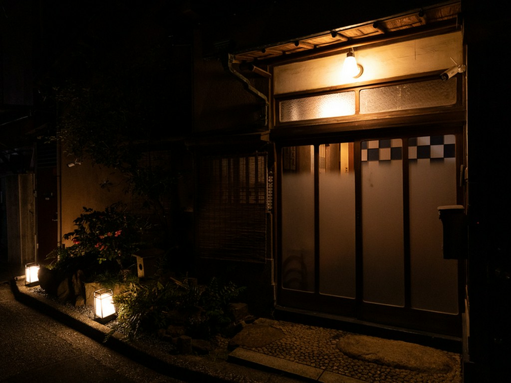 擦りガラスの扉とほの明るい裸電球。それが温かい