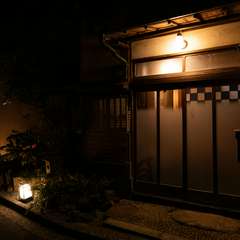 擦りガラスの扉とほの明るい裸電球。それが温かい