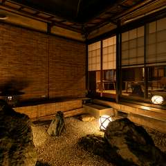 枯山水と露地行燈を眺められる、こだわりの箱庭