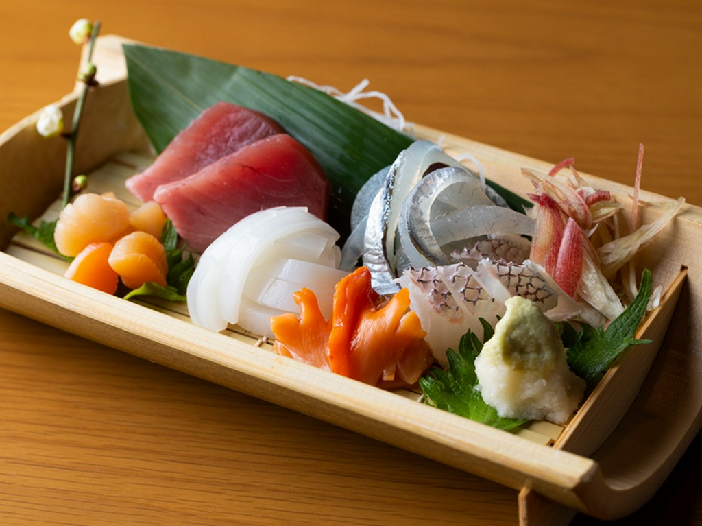 旬にこだわる『刺身盛り合わせ（金曜日のみ・予約制）』