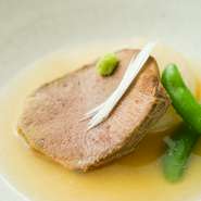 厚切りにした牛たんを長時間コンソメスープで煮込みました。
とてもやわらかでヘルシーに仕上がっております。