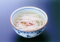 弱火で長時間煮込み、仕上げにねぎの千切りを添えました。
コクがあり、あっさりした和風味のテールスープです。
