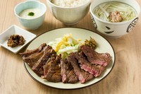 牛たん塩・みそどちらも楽しみたいあなたへ。
◆牛たん焼（塩2枚・みそ2枚 8切） ◆麦めし ◆特製和風テールスープ
◆漬物 ◆とろろ ※とろろ抜きは150円引き ※旨煮は150円で追加可