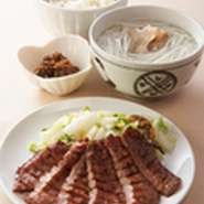 仙台名物 秘伝の味をお楽しみください
◆牛たん焼 ◆麦めし ◆特製和風テールスープ◆漬物 

3枚 （6切）　 2,500円
4枚 （8切）　 3,190円
5枚 （10切）　3,880円

※追いたん　1枚（２切）+690円