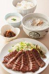 仙台名物 秘伝の味「牛たん焼」と「麦めし」+「とろろ」の相性はバッチリです！
◆牛たん焼 ◆麦めし ◆特製和風テールスープ◆とろろ ◆漬物
3枚 （6切）　 2,650円
4枚 （8切）　 3,340円
5枚 （10切）　4,030円