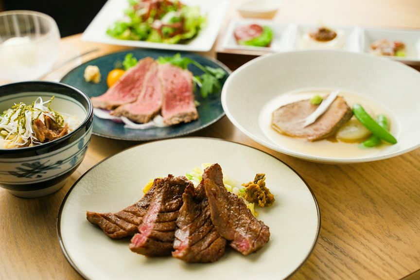 ご会食でもご利用いただけるコースメニューです。
牛たん焼は、1枚から追加もできます。（別料金）