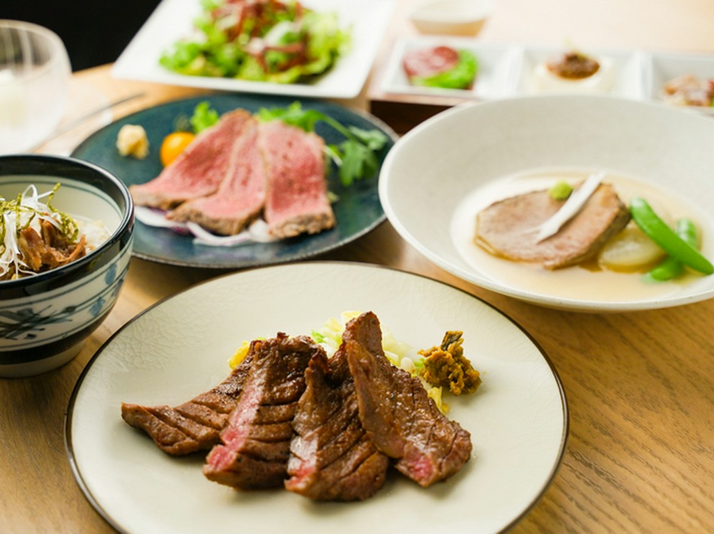 ご会食でもご利用いただけるコースメニューです。
牛たん焼は、1枚から追加もできます。（別料金）