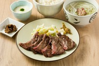 仙台名物 秘伝の味「牛たん焼」と「麦めし」+「とろろ」の
相性はバッチリです！
◆牛たん焼（塩）3枚6切 ◆麦めし ◆特製和風テールスープ
◆漬物  ◆とろろ ※とろろ抜きは150円引き ※旨煮は150円で追加可