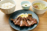 牛たんを仙台味噌に漬込み、備長炭で焼き上げました。とろろ付きのセットです。
◆牛たん焼（みそ）3枚6切 ◆麦めし ◆特製和風テールスープ
◆漬物 ◆とろろ ※とろろ抜きは150円引き ※旨煮は150円で追加可