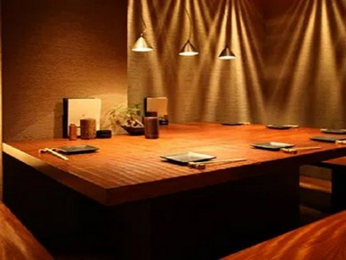 清潔感あふれる店内で大人カジュアルな女子会を