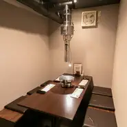 家族水入らずで過ごせる個室や、店内の空気を数分で入れ換える強力なダクトシステムを設置しています。室内の空気は常に清潔に保たれており、衣類への匂い移りの心配もありません。デートや接待にもオススメです。
