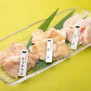 冷蔵のまま届く、希少な近江牛の新鮮ホルモン。その日一番のおいしさのホルモンを3種、日替わりで味わえます。くさみなどは全くなく、さっと炙るだけでホルモン本来の旨さをじっくりと堪能できます。