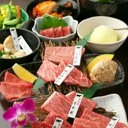 小鉢、サラダ、キムチ盛り合わせ、上タン塩、近江牛5種、ホルモン2種、焼き野菜、ごはん、デザートの全10品。予約なしでも高級肉をリーズナブルに食べられる一番人気のコースです。