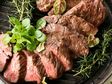 サクッ&モチッとした食感がたまらない。特製の生地でつくられた『ピザ』