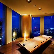 大小様々な完全個室が全9部屋、最大24名様まで利用できるので、新宿の夜景を眺めながらゆっくりと個室で過ごせます。夜景を一望できるカウンター席やテーブル席もあり、大切な人とのディナーにおすすめです。

