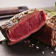 赤身肉は本来あるべき牛肉の味を、教えてくれる存在です。しっかりとした肉質は、口に入れた時の肉の旨み、食べ応えのある弾力が特徴です。