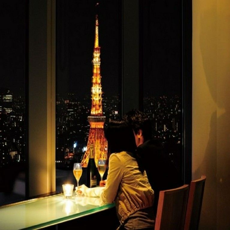 記念日のデートは、夜景を見ながら優雅なディナー