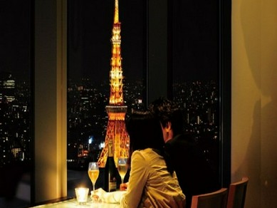記念日のデートは、夜景を見ながら優雅なディナー