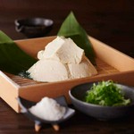 能登半島最果ての町「狼煙町」
里山の恵「大浜大豆」と里海の揚げ浜式塩田が生み出した「天然にがり」
二つが結ばれて、狼煙の地豆腐が生まれました。
大豆本来の香り、旨みが味わえるお豆腐を是非ご賞味ください。