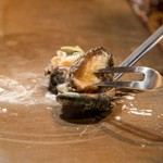 当店人気の季節コースに、海鮮焼盛りに鮑ステーキを追加。メインは黒毛和牛ステーキを愉しむ、全１４品の当店おすすめ鉄板和食コース。
※飲み放題プランもご用意ございます。詳しくはコース内容をご覧下さい※