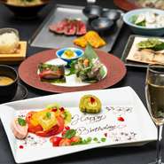 記念日デザートプレート
ご希望のメッセージをご要望欄にお申し付け下さい。無い場合は［メッセージ無し］とご記入ください。

食材入荷状況により一部内容変更になる場合がございます。お客様の安全を最優先に考え、食物アレルギー対応は行っておりません。ご了承願います。