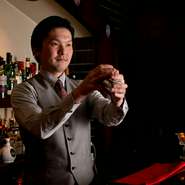 バーというと、初心者ほど敷居の高さを感じるもの。オーナーの石本氏は「誰でも気軽に訪れてほしい」とゲストにフランクに接し、肩肘張らずにカクテルを楽しめる雰囲気づくりを心掛けています。