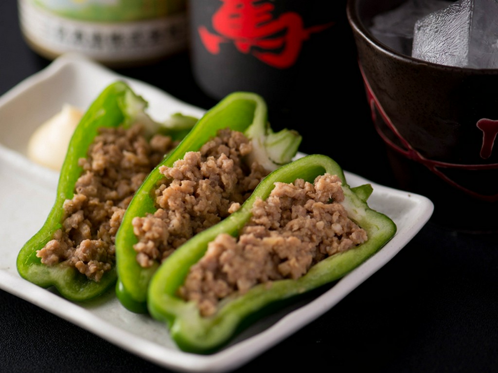 生ピーマンのシャキシャキ食感がくせになる『生ピーマン肉詰め』。マヨネーズをちょっとつけてどうぞ