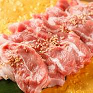 羊肉に含まれるカルニチンは牛肉の10倍、豚肉の20倍！　肉を食べながらダイエットできるヘルシーな食材と期待されています。また、吸収されやすい鉄分を豊富に含んでおり、貧血、冷え性に悩む女性の味方。

