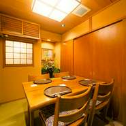 4名～6名で利用可能な、完全個室2部屋を完備。他の来店客と顔が合いにくいのもうれしい限り。心置きなく食事や会話に憩える空間は、接待や商談にも最適です。