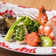 海老と三陸産の鮑を蒸して供されます。添えられた季節の野菜が目にも美しい趣を放ち、有田焼の器との調和も見事。薄味で仕上げられ、素材本来の香りと味わいを愉しめます。