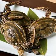 広島で蟹と言えば、瀬戸内海で獲れる渡り蟹が有名。鮮度の良いものを厳選して仕入れています。髙山氏自ら、産地へ食材を探しに赴くこともあるのだとか。氏の食材に対する飽くなき探求は終わりがありません。