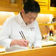 観光客には広島の食材を、常連客には好みに応じた味付けをするといった配慮を忘れない髙山氏。長年の経験による心配りと、予約が入ってから食材の仕入れを行う完全予約制だからこそ成せる、至高のもてなしです。