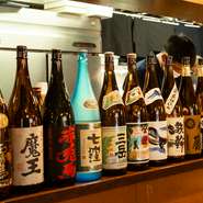 芋焼酎を中心に、焼き鳥に合う20種を超える焼酎をラインナップしています。焼酎はどれもグラス1杯550円！！
泡盛も10種以上を揃え、他にも日本酒やウイスキーなども用意しています。