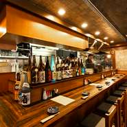 1人でも入りやすいカウンター席があり、17時オープンの【屋富祖鳥やす】。会社帰りのちょい飲みやディナーの待ち合わせ場所としても利用できます。