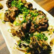 やんばる地鶏を炭火で炙った逸品。香ばしい炭の香りがの地鶏にお好みで柚子胡椒でお召し上がりください
