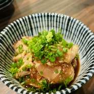 鶏のささみにネギとわさび、醤油などで和えた逸品。わさびの辛さとささみ肉が相性抜群です。