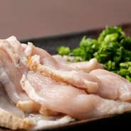 皮目をさっとあぶっただけの、新鮮なやんばる地鶏のおいしさを堪能できる一品。ジューシーでやわらかなやんばる地鶏だからこその味わいをたっぷりのネギとともに楽しめます。