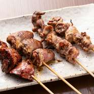 絶妙な焼き加減でレバーとは思えないふわとろ食感にリピーター続出の一番人気メニュー。左より『白レバー』110円税込、『ハツ』77円税込、『銀皮（希少部位）』110円税込、『つなぎ（ハツモト/希少部位）』110円税込
